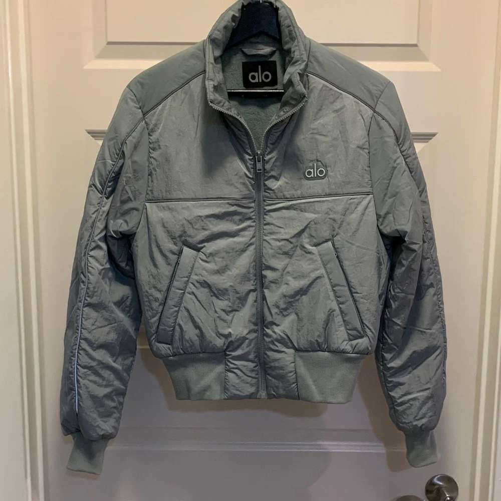 Alo Stand Collar Full Zip Drop Top Puffer Jacket in Cosmic Grey